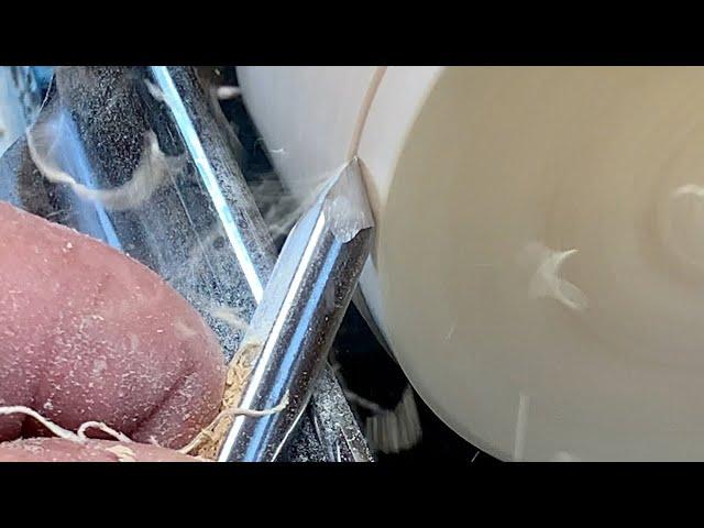 Richard Raffan on gouge entry cuts when turning wood.