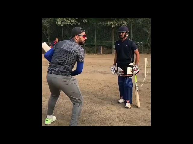 Yuvraj Singh teaching some technique to youngsters