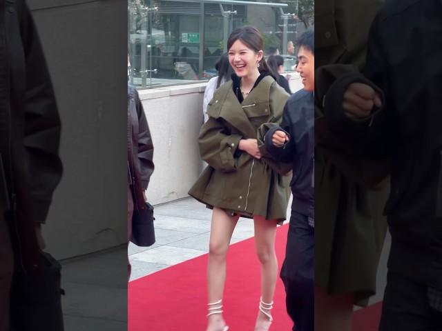 She is walking in high heels in cold weather  #zhaolusi #赵露思 #actress #shorts