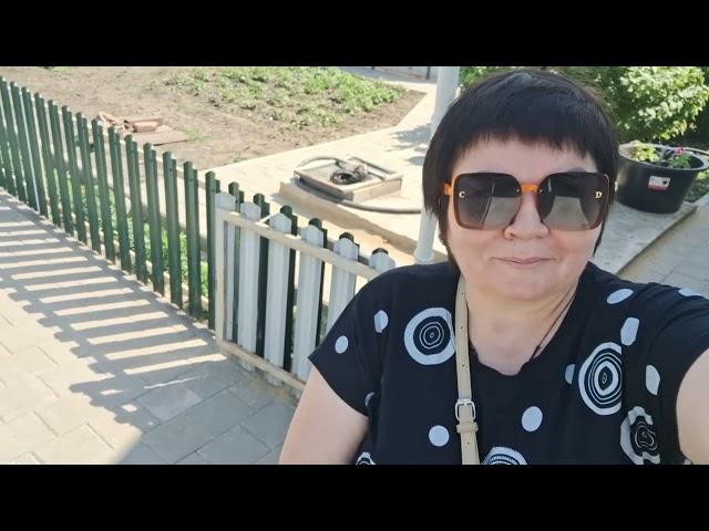 Мама делает тесто на манты.