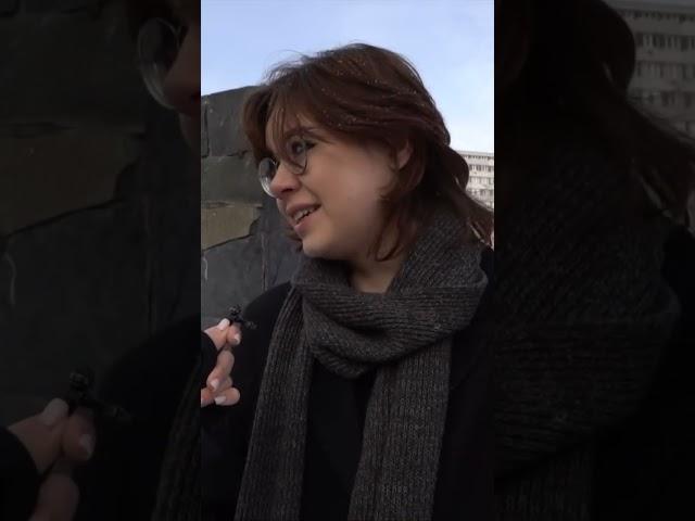 Что говорили люди, которые несут цветы в память об Алексее Навальном?