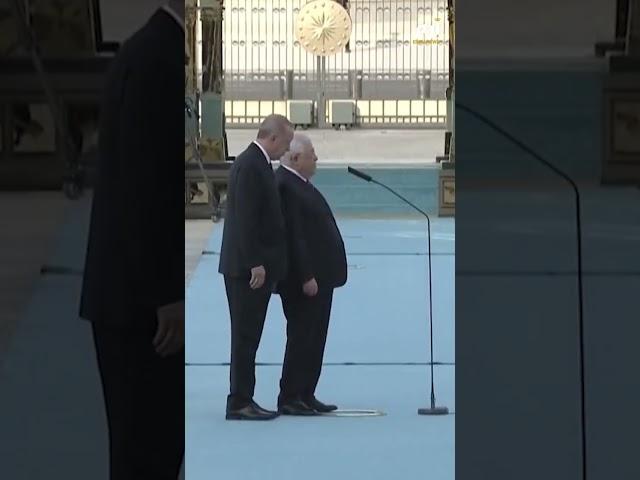 "مرحبا عسكر".. محمود عباس يحيي الحرس الرئاسي التركي خلال استقبال أردوغان
