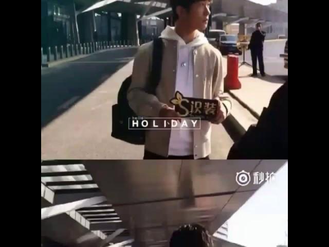 易烊千玺《凤凰时尚街拍》