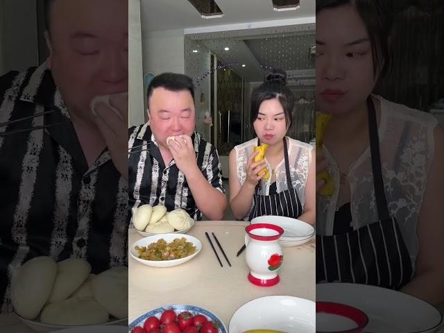 My selfish husband grabbed all the steamed buns, so my mother wouldn't let him eat the braised pork