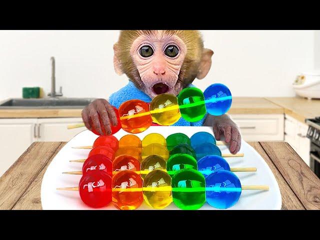 Monkey Baby Bon Bon eats rainbow jelly with puppies and bathes with ducklings in the bathroom