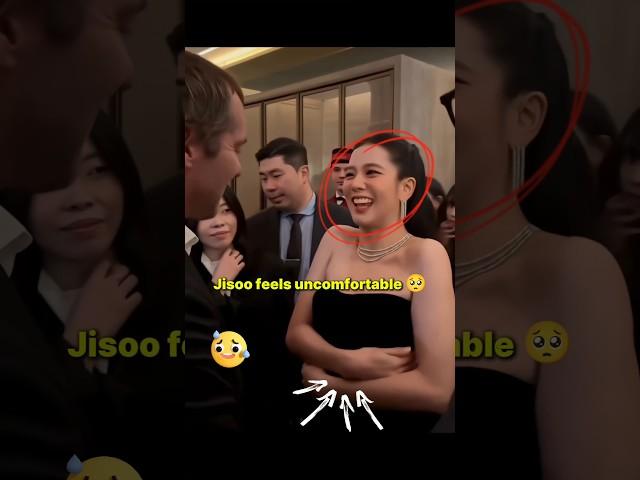 Jisoo feels uncomfortable because of this man  #blackpink #blink