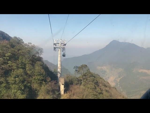 重庆最吓人的缆车，南川金佛山，上山阶段垂直爬升，超级吓人。阳光照耀，成金佛。