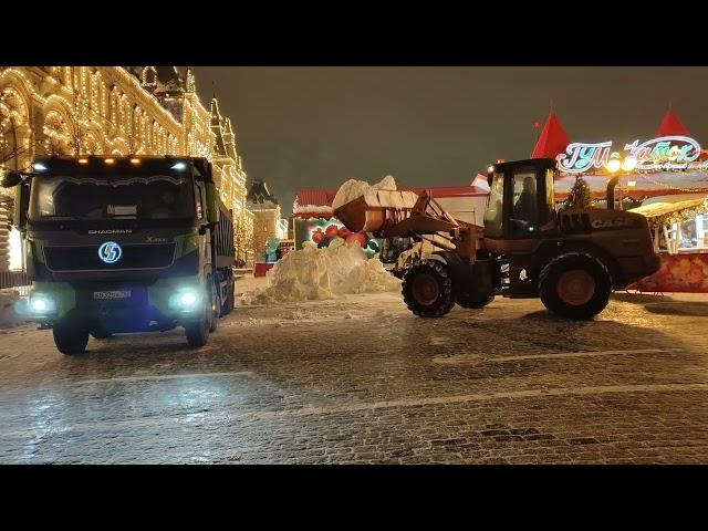 Красная площадь и как шустро убирают её от снега карлики и гиганты московские коммунальщики #Moscow