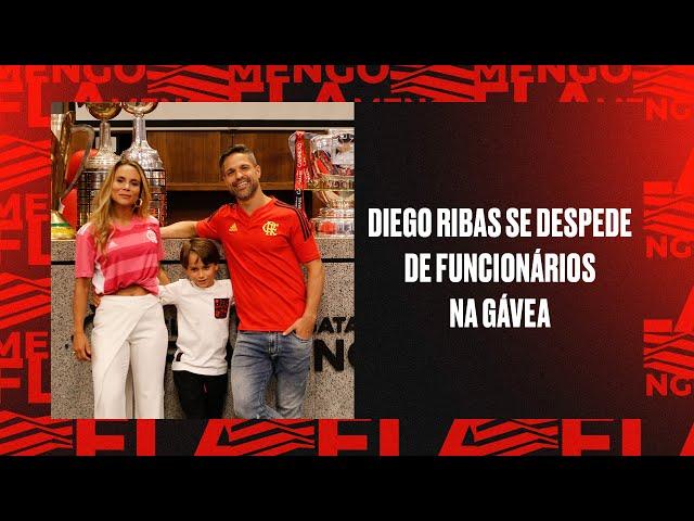 Diego Ribas se despede de funcionários na Gávea