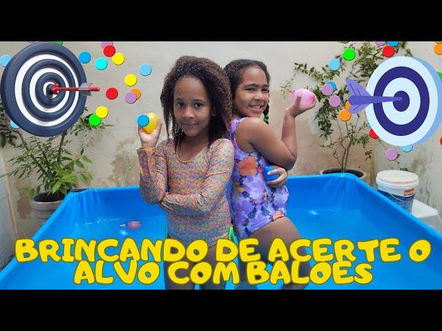 Brincando de Acerte o alvo com balões na piscina