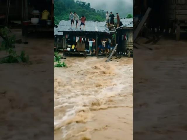 Seconds Before Residents' Houses Were Hit by Flash Floods Suddenly, Residents Panicked!