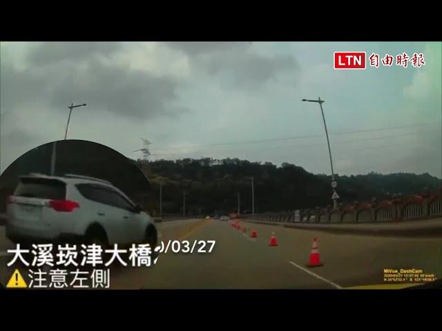 瘋了？網友直擊崁津大橋休旅車逆向險撞砂石車…驚呼嚇死了(翻攝自「爆廢公社」粉絲團)