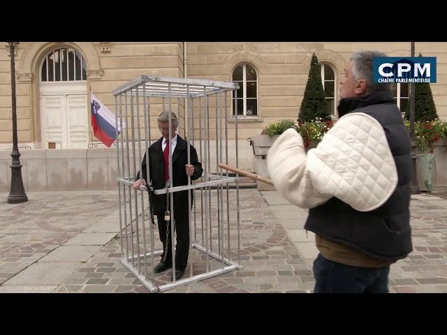 Mélenchon dans son milieu naturel - Groland Le Zapoï du 27/10 - CANAL+ - CANAL+