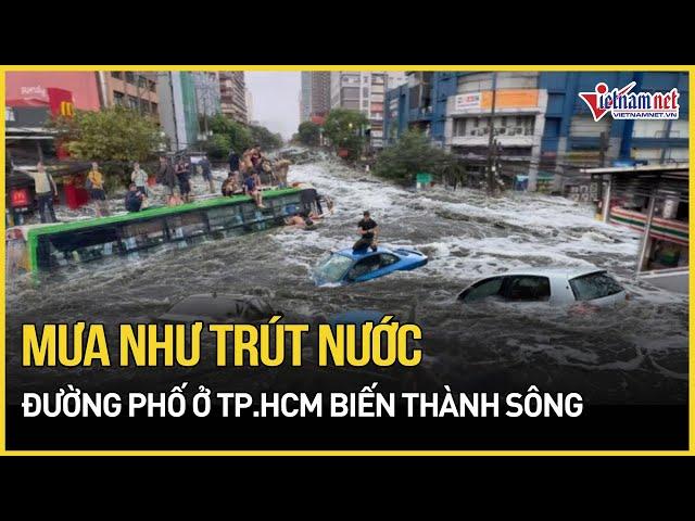 Mưa như trút nước suốt nhiều giờ, đường phố ở TP.HCM biến thành sông | Báo VietNamNet