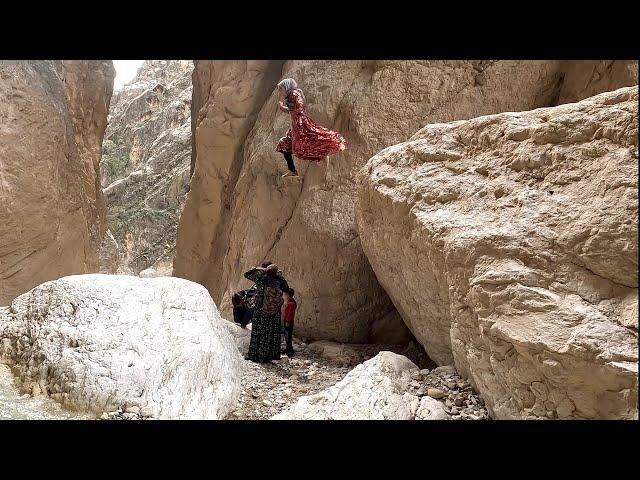 The difficult passage of a village woman with her children in the mountains