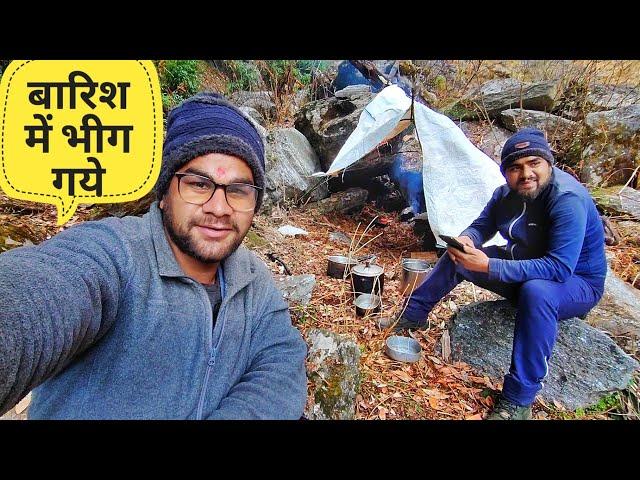 बहुत तेज बारिश हो रही  || Outdoor cooking in jungle || Akki ke vlogs & @soloadventure02