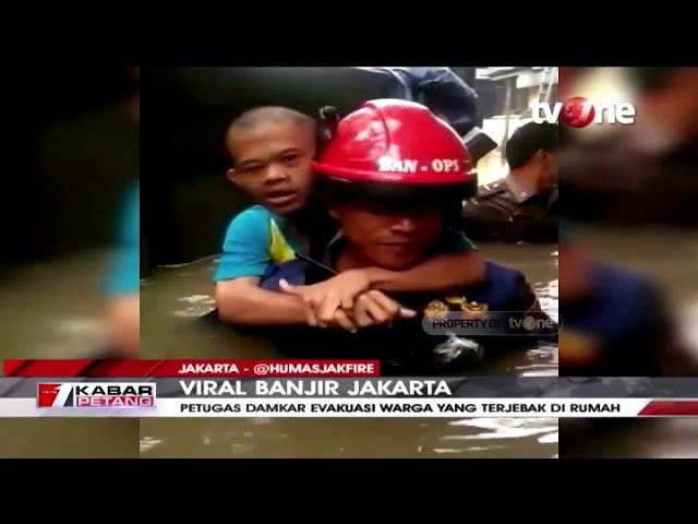 VIRAL! Aksi Heroik Petugas Damkar Evakuasi Korban Banjir