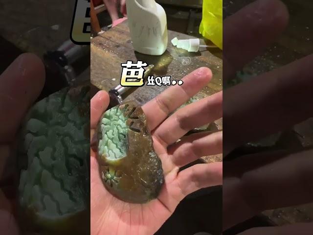 带色翡翠，一刀下去，老五惊呆了？