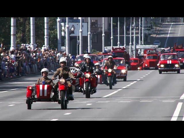 Пожарные празднуют: парад, выставка, водное шоу