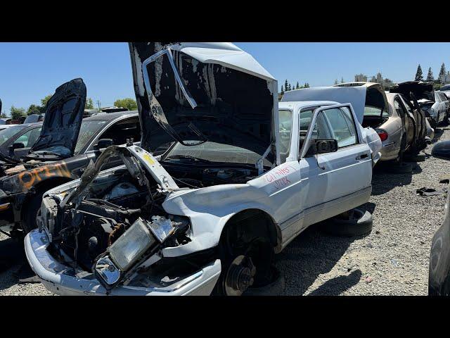 1991 Mercedes-Benz W126 at Junkyard