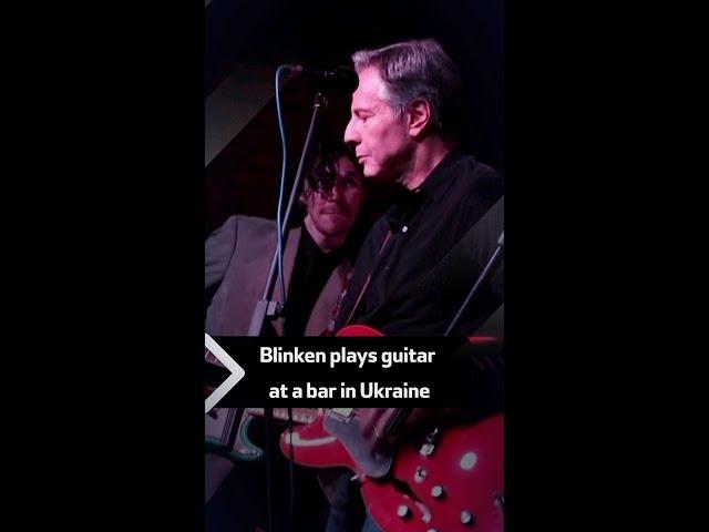 Blinken plays guitar at a bar in Ukraine