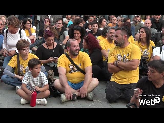 Faenza: Gli "alluvionati arrabbiati" protestano in piazza del Popolo