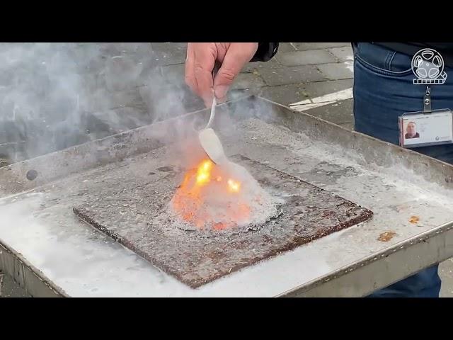 How to extinguish a metal fire