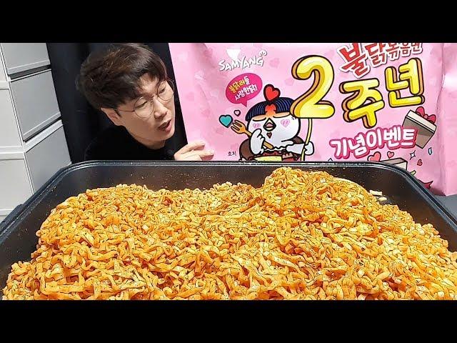 Eating one gigantic bag (=10 bags) of Carbonara Spicy Stir-fried Chicken Noodle! Ramyeon Mukbang!