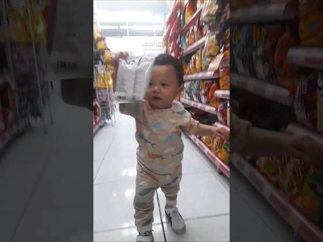 Bayi pilih  jajanan sendiri #shorts #viral