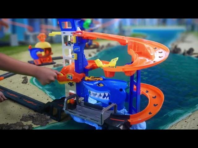 Hot Wheels® Attacking Shark Escape™ Playset