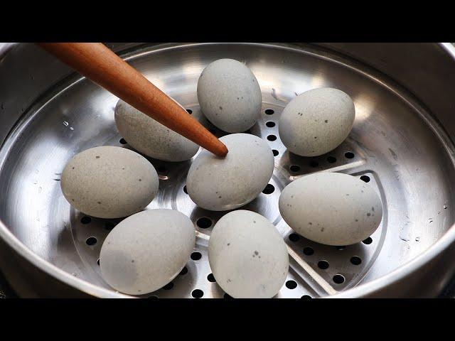 The preserved egg is steamed in a pot, the restaurant is a few dozen, and the cost at home