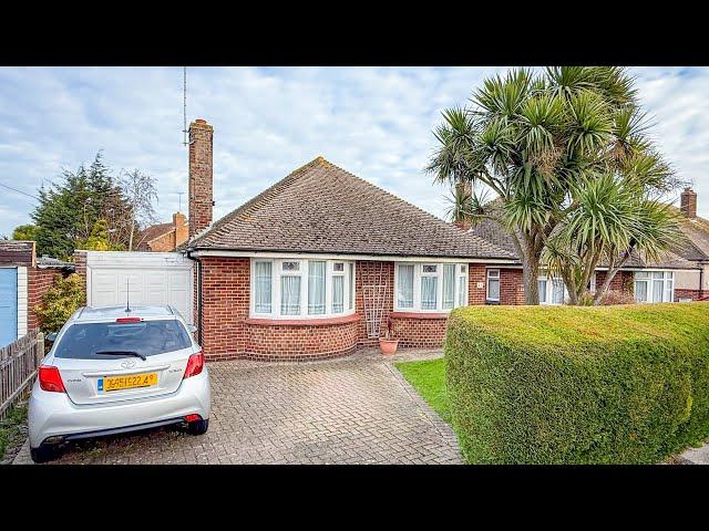 EAST CLACTON BUNGALOW WITH NO ONWARD CHAIN - Spacious Rooms & 72’ Rear Garden