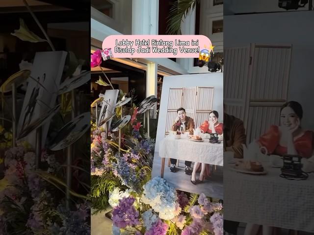 Siapa bilang kamu gak bisa menikah di lobby hotel? Steven & Graciella sulap lobby jadi venue impian