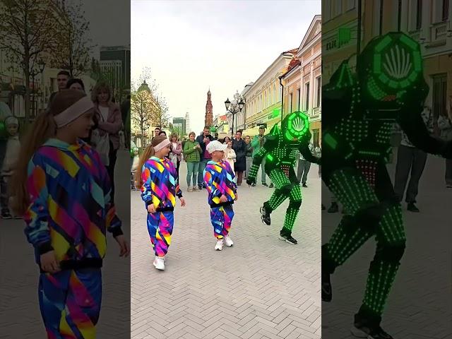LITTLE KIDS  TEACHING SHUFFLE NEON MODE DANCE !! TUZELITY ASTRONOMIA 