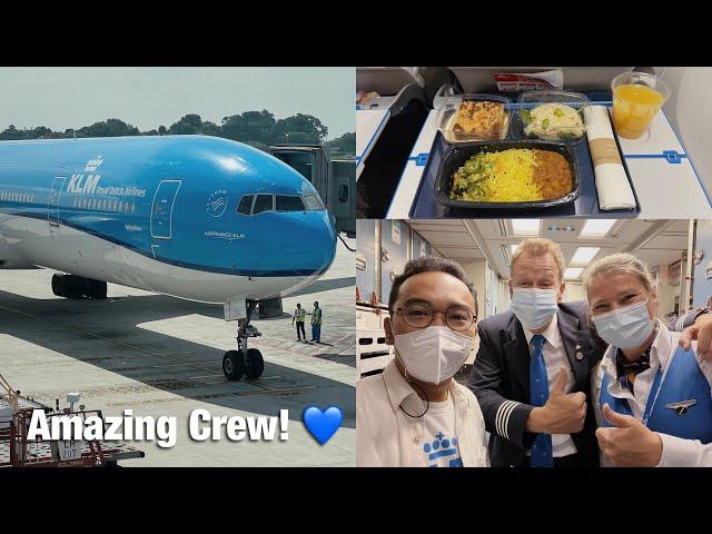 Flying with KLM Boeing 777 from Singapore to Denpasar, Bali (KL835)