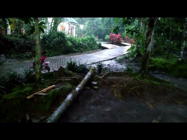 Petualangan Senja | Berjalan Dibawah Guyuran Hujan di Desa Terpencil