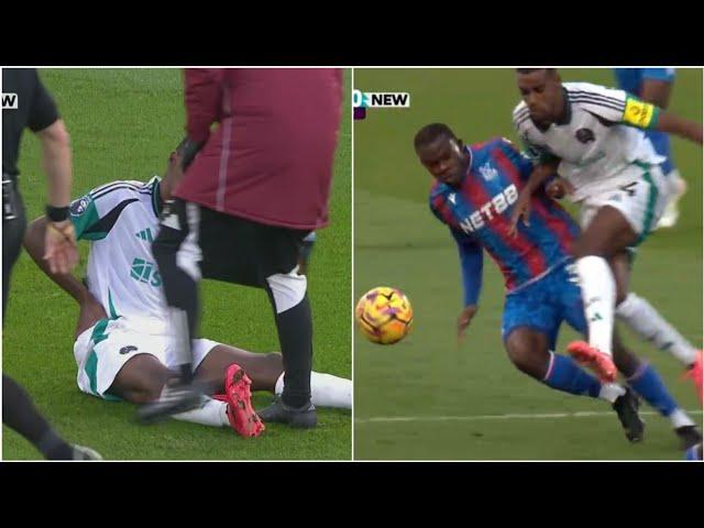 Alexander Isak INJURY against Crystal Palace | Alexander Isak collide Tyrick Mitchell