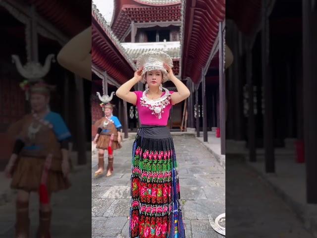 都说苗族服装盛装都不一样,其实苗族之系繁多不同的只系那么服装也就不同, 但是都离不开两样东西，手工刺绣和银饰，每套盛装传承的都是母亲的爱#苗族舞蹈 #少数民族服饰的正确打开方式 #苗家九妹 #九妹九