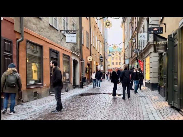 Stockholm Walks: Old town alleys and a quick look at a crowded Christmas market