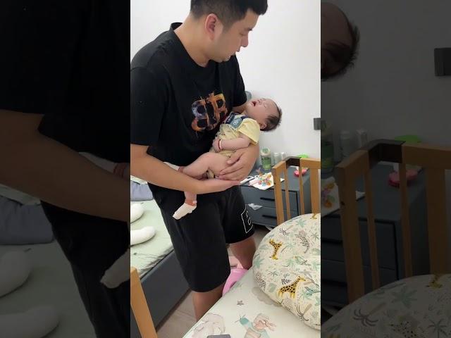 爸爸带娃 爸爸哄睡主打爱睡不睡#宝爸带娃 #奶爸 #奶爸哄睡 #哄睡 #带娃