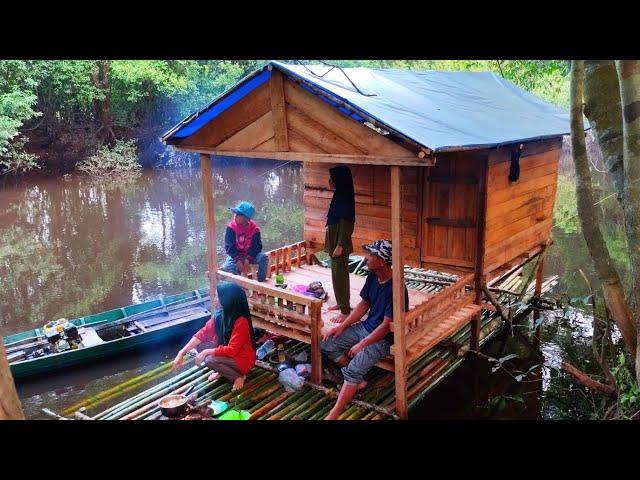 Berpetualang di rumah terapung || Bersama anak istri sambil berburu ikan