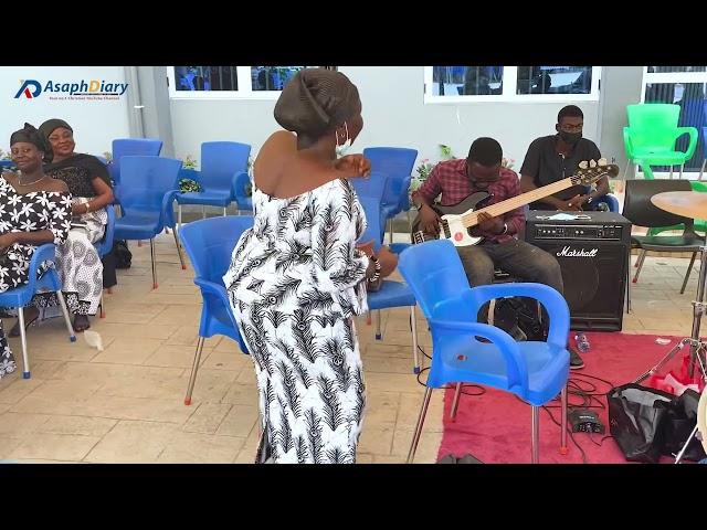 WATCH what this Woman did to her Son in Church whiles playing Bass Guitar…Beautiful