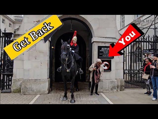 "GET OUT OF THE BOX ". The brilliant ladyguard told off couple ignorants at Horse Guard!