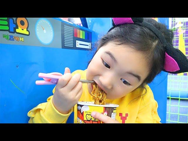 焼きそばを隠して食べよう！ black noodle Pretend play cooking for kids toys