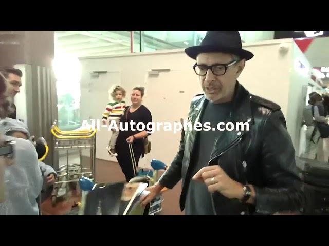 Jeff Goldblum signing autographs / Jeff Goldblum signe pour All-Autographes