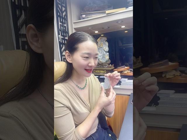 #翡翠手鐲 #翡翠 #翡翠代购 hello 大家好我是您们的代购主播 铠雯，如果您想买到性价比高的翡翠别忘了点订阅来我直播间哟。北京时间10:00开播不见不散。