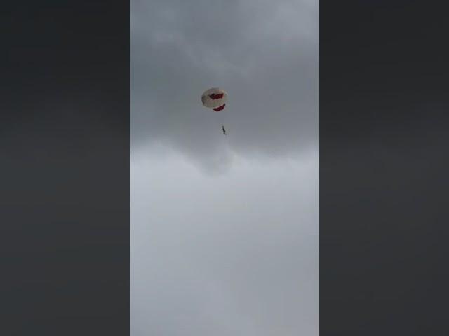 Parasailing Woman Lands Abruptly After Her Rope Snaps Due to Strong Wind - 1216452