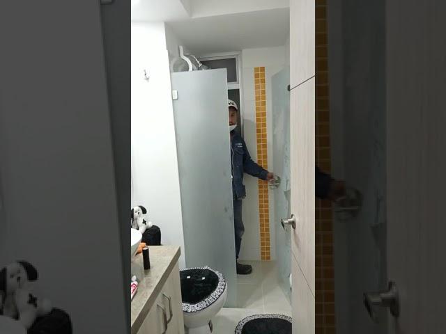 DIVISIONES DE BAÑO EN VIDRIO TEMPLADO EN BOGOTA SISTEMA BATIENTE CHAFLAN-INGEVIDRIOS