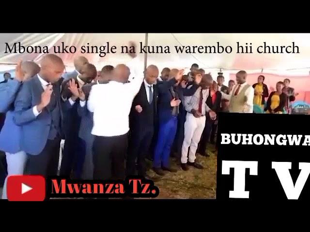 Mchungaji Apiga Washirika Makofi kanisani. (Buhongwa TV)