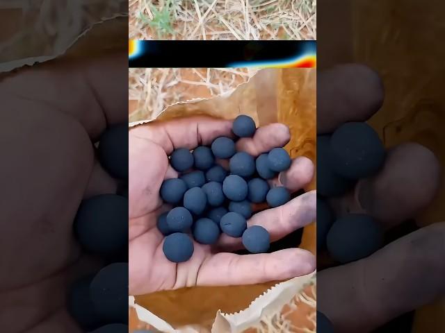 Черные шары падают с неба 